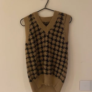 TRENDIG VÄST - Säljer min helt nya, oanvända, trendiga och skitsnygga väst. Jättesnygg att ha över en skjorta eller t-shirt. Lite mer annorlunda då de andra som alla har är vit och svart och denna är brun och svart. Ännu snyggare! Säljer pga jag inte använt och inte min stil. Priset inkluderar inte frakt. För mer info kontakta mig gärna😝😊 