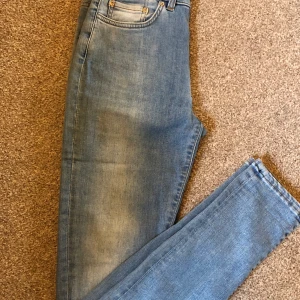 Jeans Från Acne Studios - Jeans från Acne Studios. Storlek: 26/32 Material:  92% Bomull 6% Polyester 2% Elastine Inköpt på Acne Studios hemsida. Skick: Aldrig använda.   Mitt pris: 400kr inklusive frakt. 