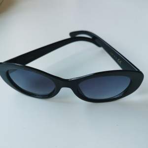 Solglasögon från Glitter i cat eye-modell. Aldrig använda av mig, så i toppenskick! 🌸