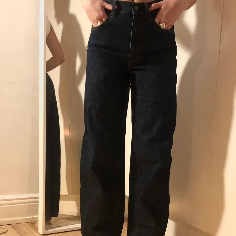 As snygga mörkblåa jeans från uniqlo. Ordinarie pris 499kr. Använda fåtal gånger. Längden är perfekt på mig och jag är runt 170cm. Skriv för tydligare bild på färgen.. Jeans & Byxor.