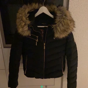 HOLLIES JACKA - säljer min hollies jacka som är äkta, nypriset är runt 3000kr, använd men är i okej skick. bilden är lånad men det är exakt likadan jacka