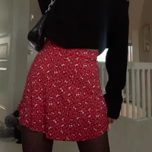 Jättefin kjol med blommtryck. Köpt från PLL förra året och knappt använd!