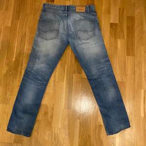 Jeans från Jack and Jones med perfekta slitningar och cool färg! Priset kan diskuteras, frakt ingår ej. 
