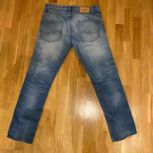 Jack and Jones jeans - Jeans från Jack and Jones med perfekta slitningar och cool färg! Priset kan diskuteras, frakt ingår ej. 