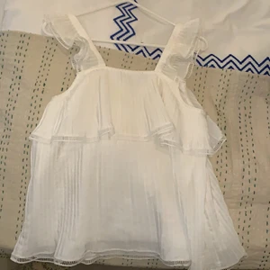 Volang topp/blus - Så fin plisserad volangtopp