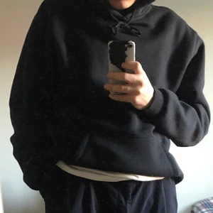 svart hoodie från hm - supermysig och snygg oversized hoodie från hm! den är storlek l och sitter perfekt oversized på mig 🪴kan såklart skickas om köparen står för frakten🪴