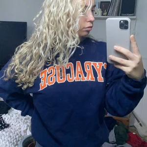Vintage sweatshirt - Vintage sweatshirt i blått och orange med texten Syracuse från beyond retro! Finns lite färg på ärmen som var där när jag köpte den men det syns knappt när man använder den
