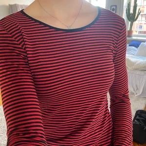 Rödsvart-randig tröja - Jättefin randig tröja från H&M. Storlek S🥰🥰 