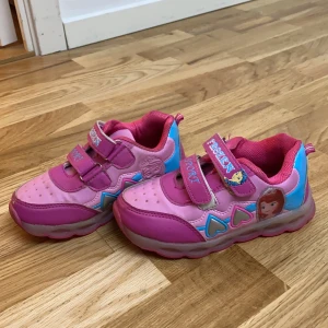 Barn skor - Skor till barn. Har storlek 31. Har används 2 gånger. Lite slitet på ena skorn där framme.