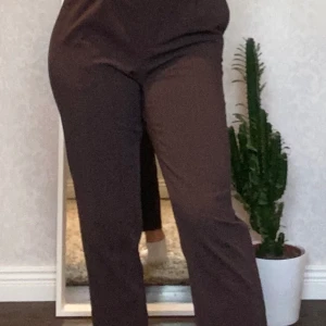 Bruna kostymbyxor  - Relativt ”smal midja”.