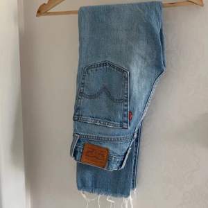 Säljer min SUPER SNYGGA Levis jeans, jag säljer de pågrund av att de tyvärr har blivit för små. De är i storlek 23 och passar i längden på mig som är 153💗💗