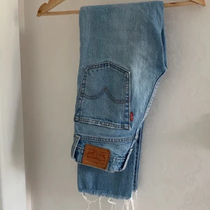 Levis jeans - Säljer min SUPER SNYGGA Levis jeans, jag säljer de pågrund av att de tyvärr har blivit för små. De är i storlek 23 och passar i längden på mig som är 153💗💗