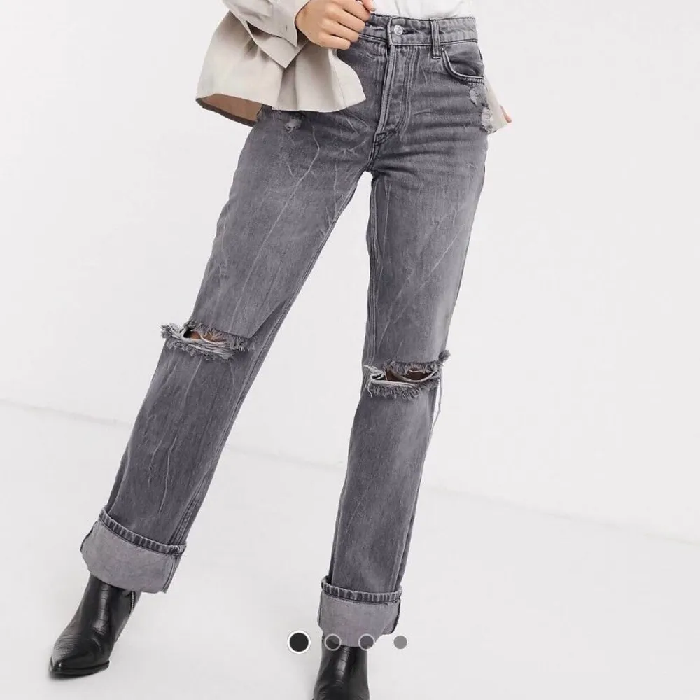 Snygga slitna jeans ifrån ASOS med hål på knäna. Jeansen är väldigt långa och har en mellanhög midja. Storleken passar 32-38. Köpte dem för 1100 och säljer för 400🌟🌟 skriv privat för fler bilder. Jeans & Byxor.