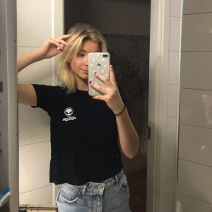 T-shirt - Fin t-shirt i något kortare variant i en mörkblå färg💓