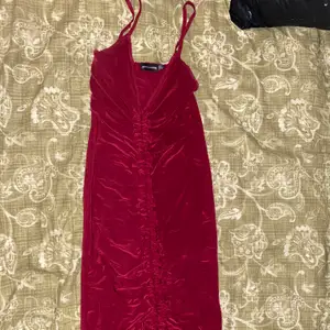 Röd ruched klänning stl 36 sitter över knäna. Använd 1 gång. 