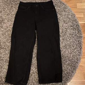 Jeans från monki modell yoko cropped storlek 29, använda en gång samt tvättade. Köpta för 400 säljer för 250, pris kan diskuteras. 