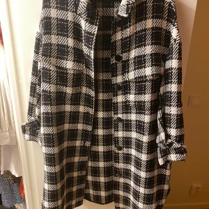 Kofta  - Tjock skjort koft jacka ifrån Zara. Använd fåtal gånger i i väldigt bra skick. Storlek xs-s men stor i storlek  