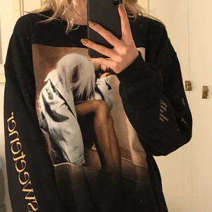 ariana grande sweetener merch - köpte på hennes konsert i stockholm 2019. knappt använd. inga fläckar, hål osv. ny pris va 600 kr så skulle vilja ha 300 kr. pris + frakt💗💗