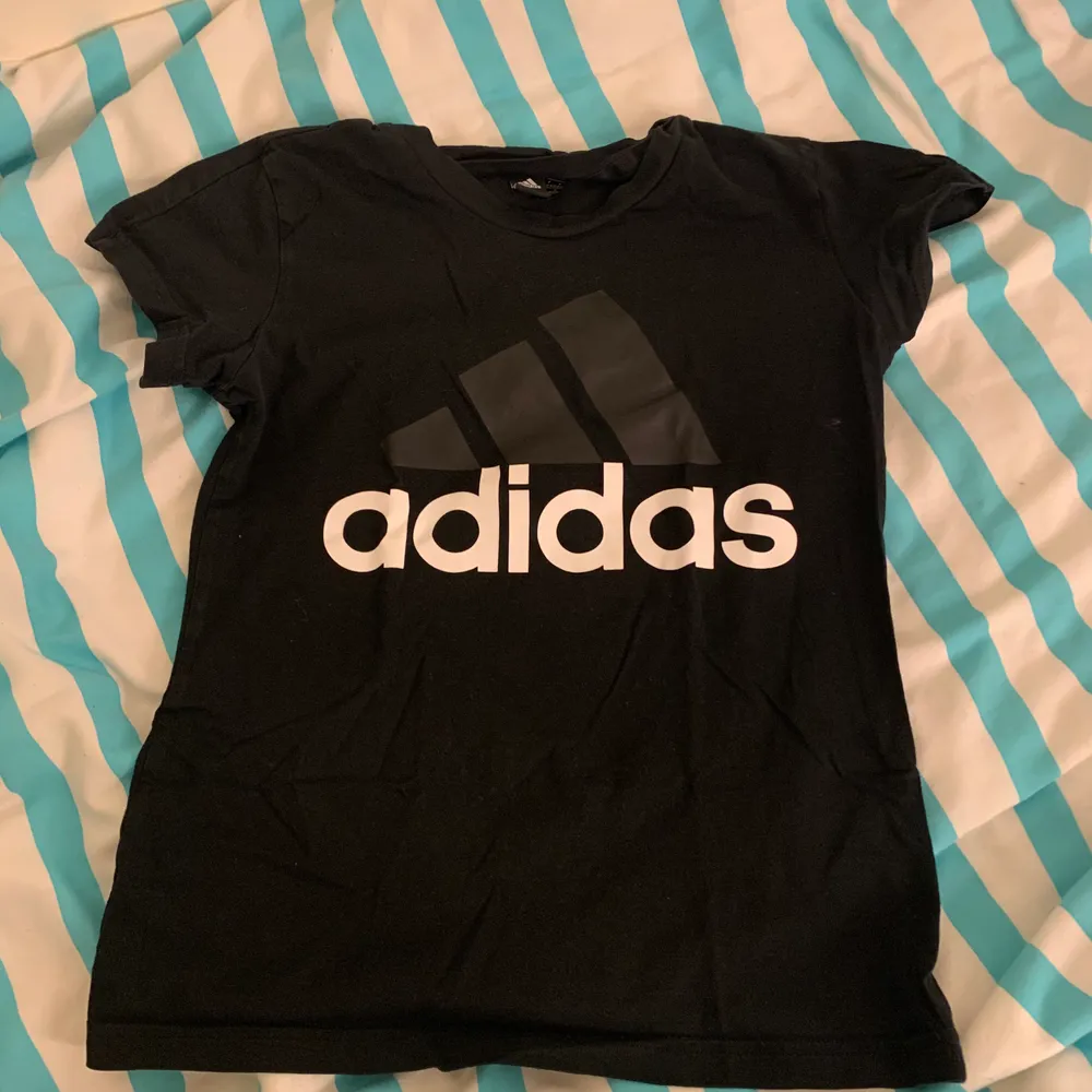 Adidas T-shirt i svart med vitt tryck, storlek xs. Bra skick . T-shirts.