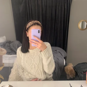 Tröja  - Gräddvit stickad tröja vet ej vad den är köpt använd nån gång storlek xs/s