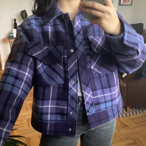 Lila jacka från monki!  - Säljer min fina lila jacka från Monki då jag flyttrensar! Den är i jättefint skick! 💜 storlek XS men den passar även en S då den är ganska stor! (Jag är vanligtvis en S) 