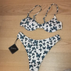 Bikini - Säljer denna superfina bikinin med fjärilar, köpt på zaful men passade tyvärr inte! skriv vid frågor <3 har bud på 160