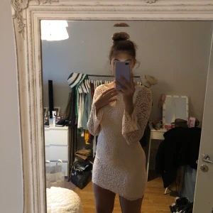 Spetsklänning  - Fin spetsklänning i väldigt bra skick, endast använd två gånger varav ett tillfälle var till min skolavslutning. Fin u-ringning i ryggen 