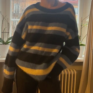 Kofta - Super fin randig kofta, blå, svart och vit. MOHAIR BLEND kollektionen med bra material. 500kr nypris och knappt använd.  Möts upp i Stockholm eller så står köparen för frakt💕