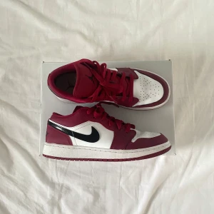 Air Jordan 1 Low 39 - Air Jordan 1 Low i storlek 39! Supersköna! Använda inomhus men i fint skick som ni ser på bilden. Röd/vit/svarta. Låda & kvitto finns 🍒 