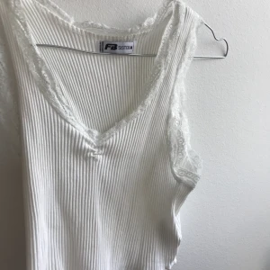 Supersöta toppar  - Enormt fina och söta toppar. Använda endast fåtal gånger. 50kr styck och 85kr tillsammans🦋 Står att det är storlek M men skulle säga mer S-M