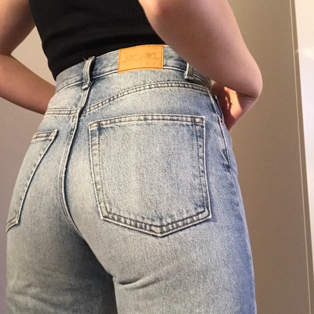 Ljusa vida jeans från Monki i den populära modellen Yoko. Superfina men tyvärr lite små för mig. I gott skick! BUDGIVNING pågår, högsta bud 160kr. Avslutas på fredag 27/11 kl 12.. Jeans & Byxor.