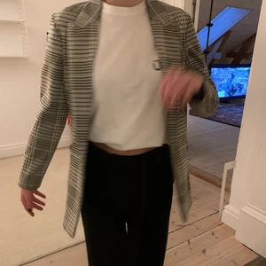 Kavaj  - Säljer denna super snygga kavajen från HM. Den är aldrig testad, endast provad så i nyskick!