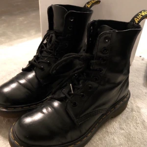 Dr Martens - Svarta Dr martens 1460 8-eye boots