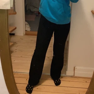 Flared Komstymbyxor - Nu säljer jag mina svarta kostym byxor.Köpta på en secondhand affär i somras. Det står igen storlek elelr märke men de passar mig som oftast har 36/38 i byxor. Byxorna är lite utsvängda ner till o sitter taight upp till. Frakt ingår ej. 