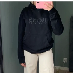 Hoodie - En svart hoodie från Hugo Boss (äkta). Använd fåtal gånger men kommer inte till användning. Söker snabb affär därmed priset ✨✨ 