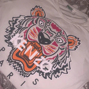 Vit kenzo t-shirt storlek S - Jättefin kenzo t-shirt som är äkta, bra skick säljer pga jag inte använder den❣️ Köparen står för frakten, kan även mötas upp i Stockholm❤️