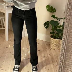 Bootcut jeans  - Supersnygga bootcutjeans i snygg urtvättad svart färg. Sitter lite tajt för mig som är 170. De är low waisted och kommer från JC. Märket bak på byxorna är ganska slitet som Man kan se på bild 2. Priset inkluderar inte frakt💞