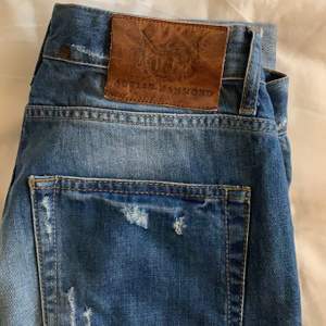 Så snygg vintage jeans från Adrian hammond! Storlek 38. Passar mig med S. Ordinarie pris är ca 1200kr. Bud börjar på 175kr
