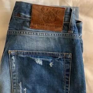 Vintage jeans - Så snygg vintage jeans från Adrian hammond! Storlek 38. Passar mig med S. Ordinarie pris är ca 1200kr. Bud börjar på 175kr