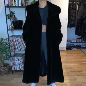 Fuskpäls kappa - Vintage kappa använd 1-3 gånger förra vintern. Jackan är i bra skick och fuskpälsen är mjuk och fin. Ej luva. Frakt 95 kr då den väger mer än 1 kg. 