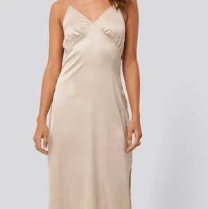 Satin dress - Klänning från NA-KD