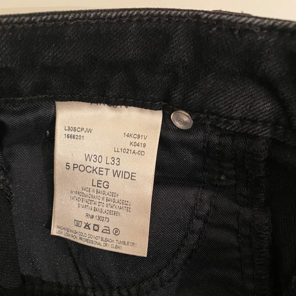 Svarta jeans från Lee. Nypris 999kr. Säljs då det är för korta för mig som är 1.74cm. Jeans & Byxor.