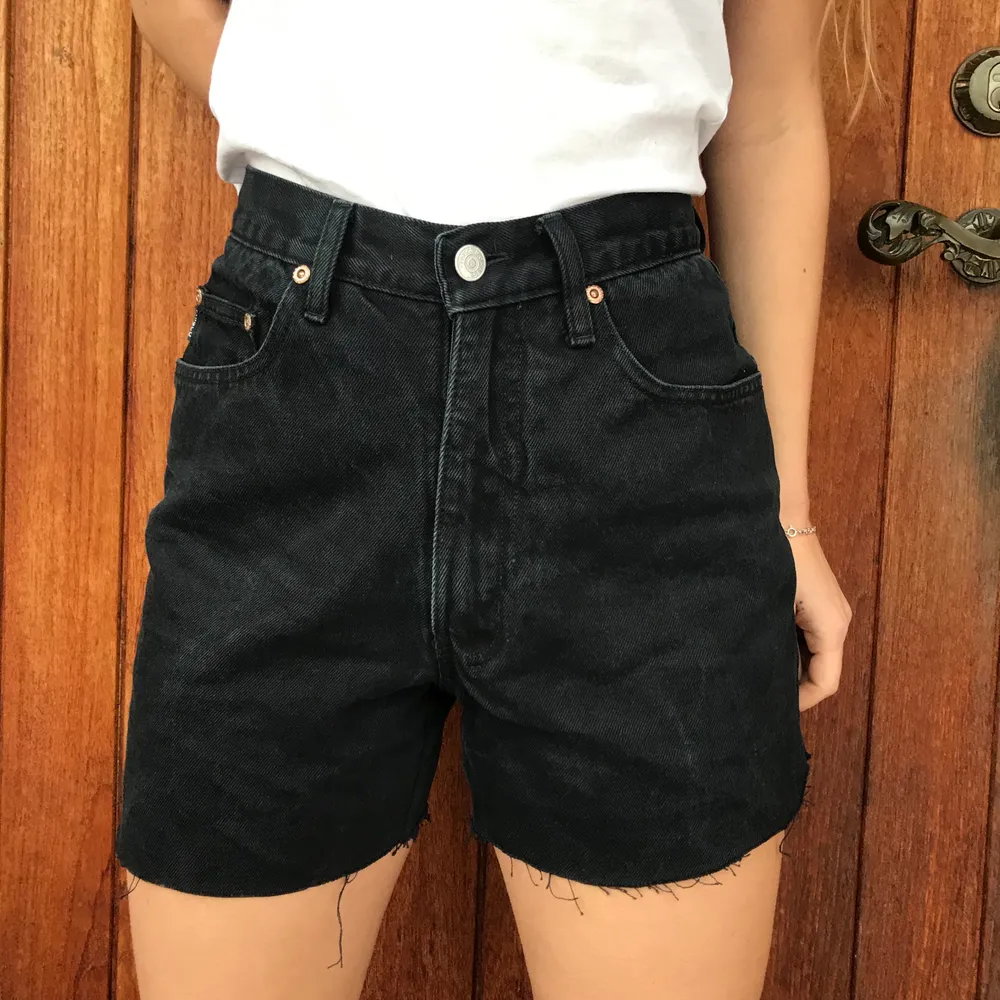 Coola sköna jeans shorts som är ett par avklippta frisco jeans. Säljs pga för små. Storlek s/m. Köparen står för frakten. Shorts.