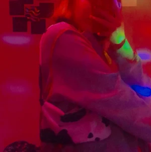 Cool indie ko väska!! - SÄNKT PRIS!! Hemmagjord koväska, lite ”fluffigt” material och rymmer mycket! Stängs med dragkedja, lite slarviga sömmar och bandet töjs ut om man har för tunga saker i och säljs därför billigt, men inget som försämrar utseendet på väskan!! 20kr + 22kr frakt