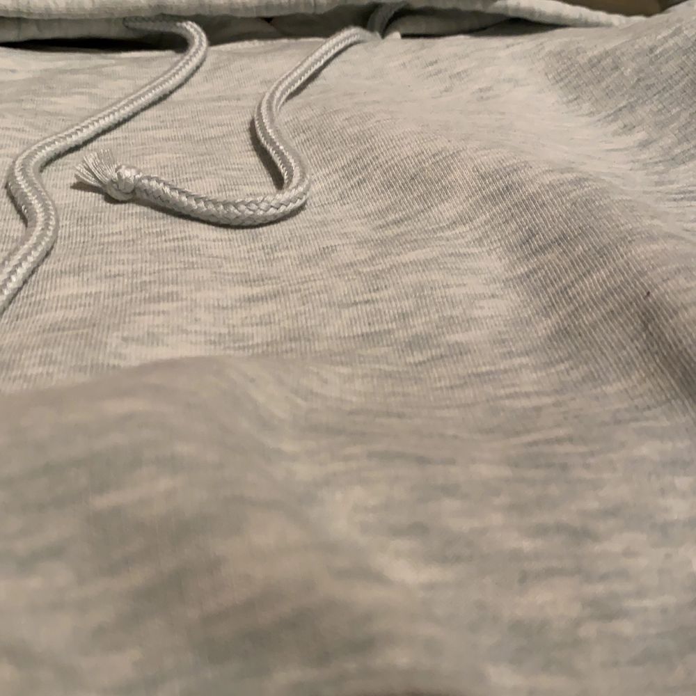 En typ blå/grå vit croppad hoodie. Tröjor & Koftor.