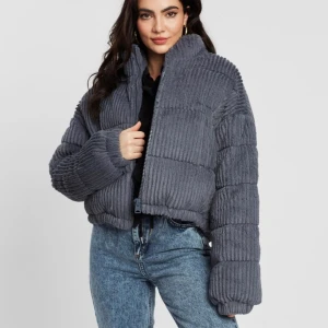 Grå fluffig puffer vinterjacka  - Så skön och varm vinterjacka från Urban Outfitters! Väldigt varm, endast använd fåtal gånger förra vintern, väldigt bra skick. Köpt för 1250kr, bud från 490kr