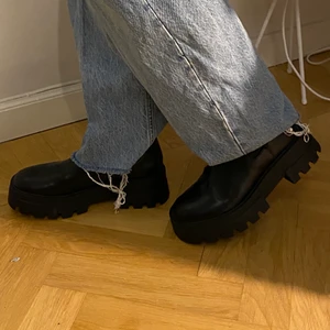 Kängor  - Så moderna och snygga kängor! Aldrig använda då jag ej känner mig bekväm i denhär stilen. Endast prövade. På bilden ser dom blanka ut men inte så blanka irl, helt perfekta om jag skulle säga det själv. Köpta för 700. Inte äkta läder. 