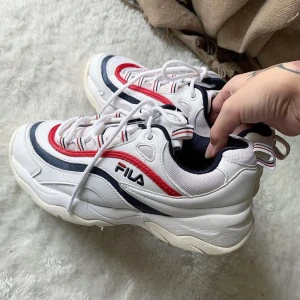 Fila Ray Low - Fila Ray Low i storlek 37, normala möjligen något stora i storlek. Köpare står för frakt, 63kr, endast seriösa tack! 300kr+frakt