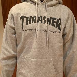 Thrasher Hoodie grå med svart text , nypris 999kr säljer den för 300kr