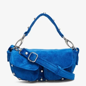 Unlimit väska - Väska från unlimit! Nypriset tror jag är runt tusenlappen🤍 Långt band och kort band med nitar ingår! Nyskick, sparsamt använd💞 Bud just nu: 520kr